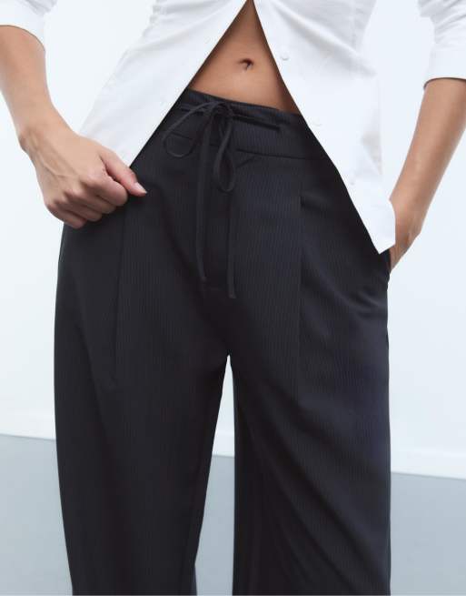Stradivarius – Elegante Hose in marineblau gestreift mit Abnähern und Kordelzug, 4 von 4