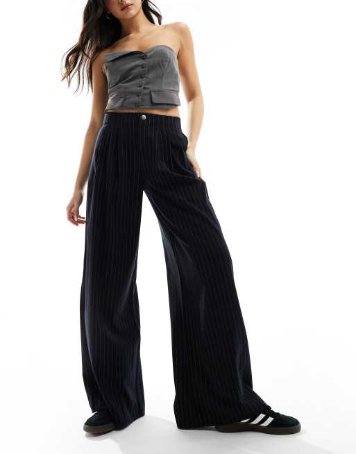 Stradivarius – Elegante Hose in Marineblau mit Faltendetails, weitem Schnitt und Nadelstreifen 