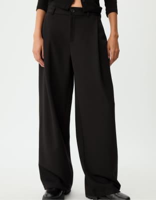 Stradivarius - Elegante Hose in Schwarz mit Abnähern