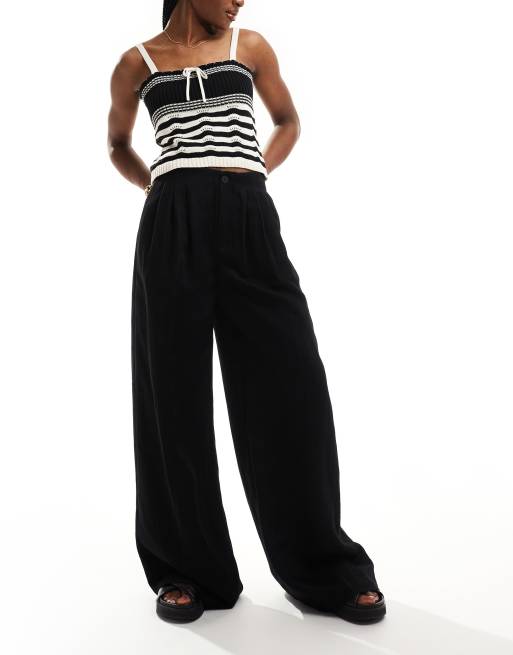 Stradivarius – Elegante Hose in Schwarz mit weitem Schnitt und Faltendetails 
