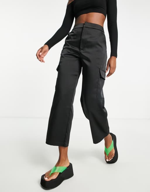 Stradivarius – Elegante Satin-Cargohose in Schwarz