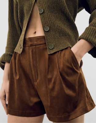 Stradivarius - Elegante Shorts aus Wildlederimitat in Braun mit Abnähern-Brown