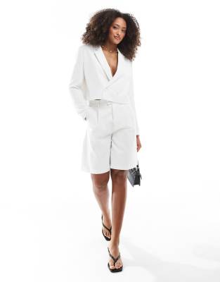 Stradivarius - Elegante Shorts in Weiß mit Knitterstruktur, Kombiteil