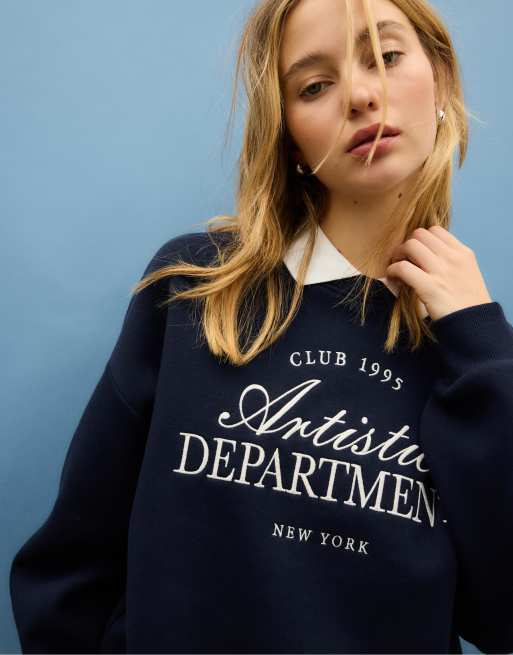 Stradivarius Embroidered polo collar sweatshirt in dark blue, 2 of 4