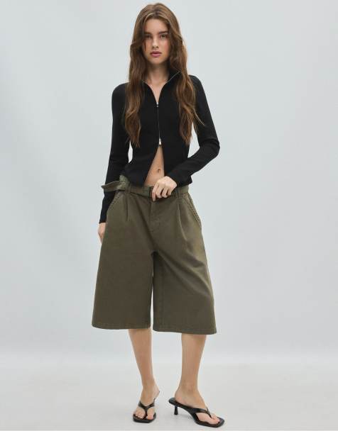 Stradivarius eng anliegender Sweatshirt mit Reißverschluss in Schwarz - view 1