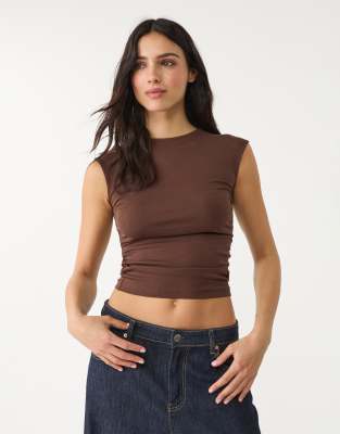 Stradivarius - Eng anliegendes Basic-T-Shirt in Braun mit Raffung