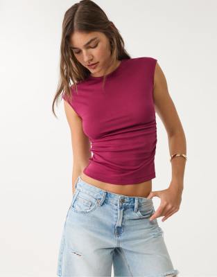 Stradivarius - Eng anliegendes Basic-T-Shirt in Burgunderrot mit Raffung