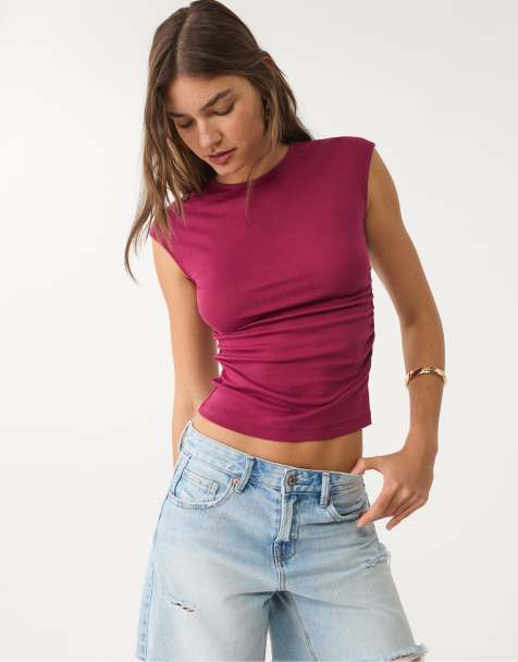 Stradivarius – Eng anliegendes Basic-T-Shirt in Burgunderrot mit Raffung - view 1