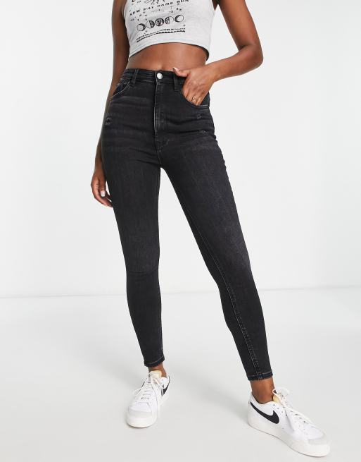 Stradivarius – Eng geschnittene Jeans in verwaschenem Schwarz mit sehr hoher Taille 