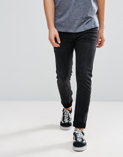 Stradivarius – Eng geschnittene Jeans in verwaschenem Schwarz