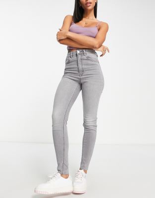 Stradivarius - Eng geschnittene Jeans mit superhohem Bund in Grau