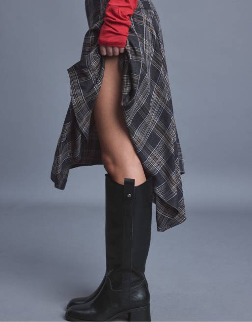Stradivarius Equestrian block heel boots in black, 2 of 6
