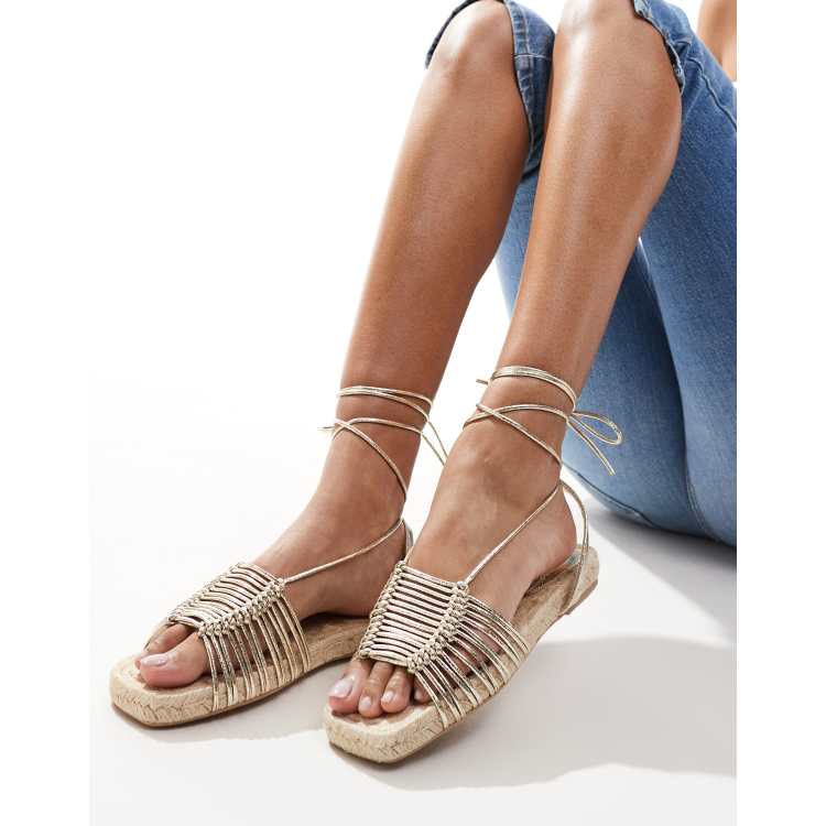 Stradivarius – Espadrille-Sandalen in Gold mit Keilabsatz ASOS