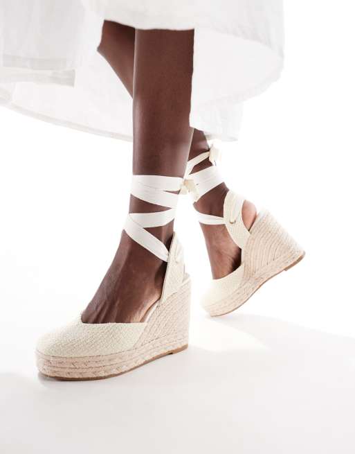 Stradivarius – Espadrilles mit Keilabsatz in Ecru zum Schnüren