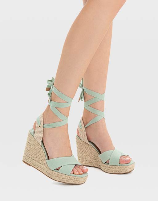 Stradivarius – Espadrilles mit Keilabsatz und überkreuzten Riemen in Khaki