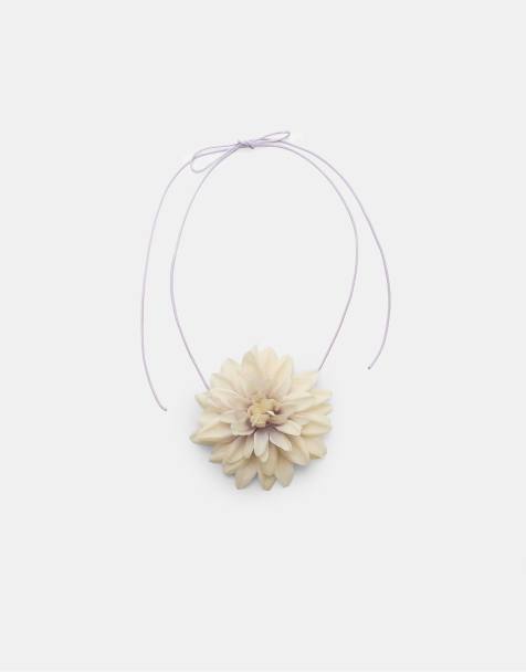 Stradivarius Fabric flower choker in white - view 1