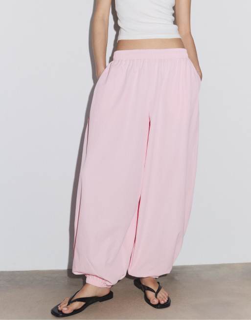 Stradivarius – Fallschirmhose aus Funktionsmaterial in Pastellrosa mit Ballon-Beinschnitt, 2 von 3