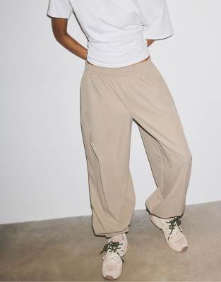 Stradivarius - Fallschirmhose aus Funktionsmaterial in Steinbeige mit Ballon-Beinschnitt-Weiß