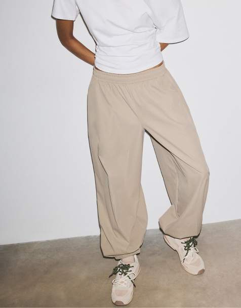 Stradivarius – Fallschirmhose aus Funktionsmaterial in Steinbeige mit Ballon-Beinschnitt - view 1