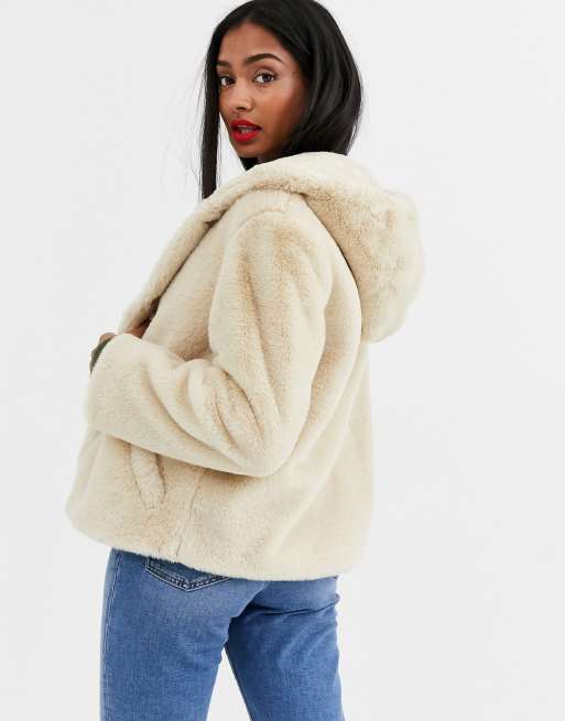 Faux fur outlet stradivarius