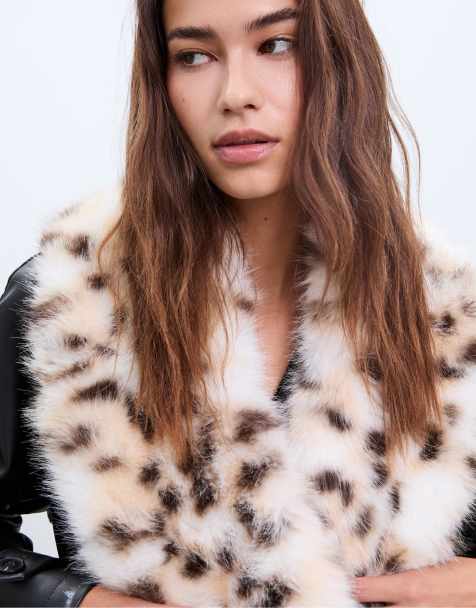 Stradivarius Faux fur scarf in black - view 1