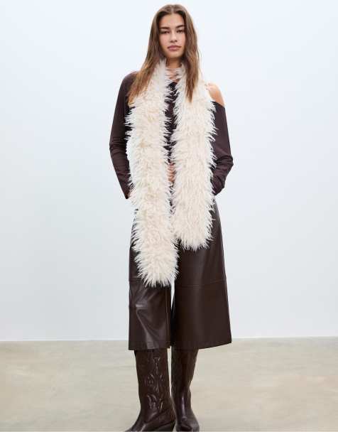 Stradivarius Faux fur scarf in ecru - view 1