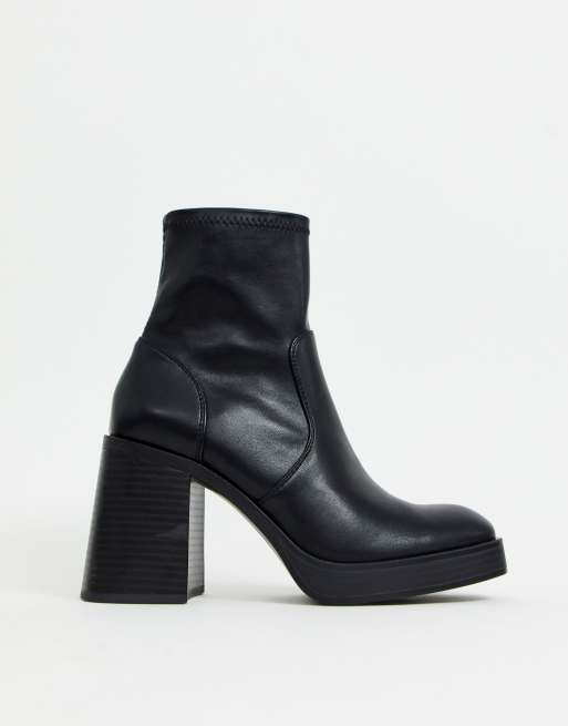 stradivarius pull on chelsea boots in black