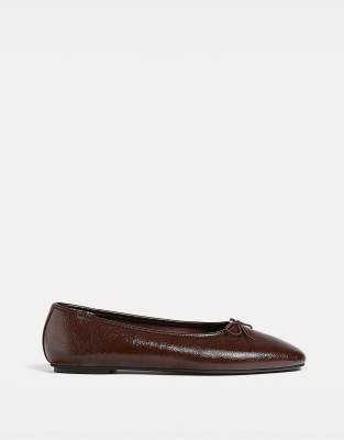  Faux-patent-finish ballet flats in burgundy