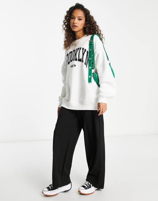 Brooklyn Tuta Con Scritta Stradivarius Felpa Bianca Oversize Con