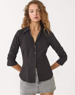 Stradivarius - Figurbetonte Basic-Hemdbluse in Schwarz