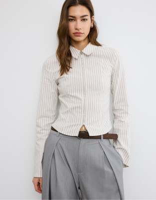 Stradivarius - Figurbetonte Hemdbluse aus Bengaline in Steinbeige mit Zwei-Wege-Reißverschluss-Weiß