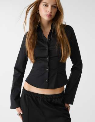 Stradivarius – Figurbetonte Hemdbluse in Schwarz mit Ärmeln - view 1
