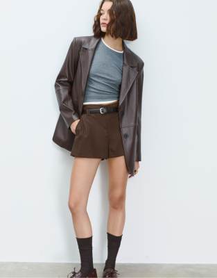 Stradivarius - Figurbetonte, smarte Mini-Shorts in Braun mit Gürtel-Brown