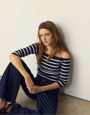 Stradivarius - Figurbetonter, gestreifter Strickpullover in Dunkelblau-Marineblau