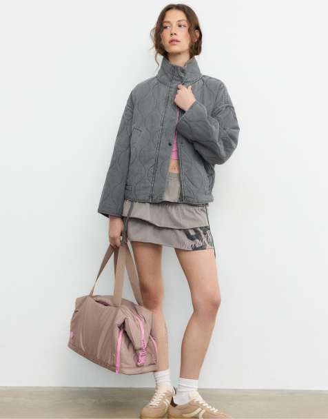 Stradivarius – Figurbetonter Strickrock in Beige mit Rüschen - view 1