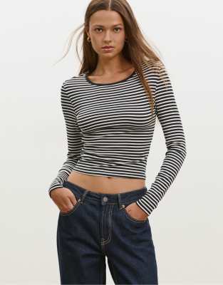 Stradivarius - Figurbetontes Basic-T-Shirt in Schwarz