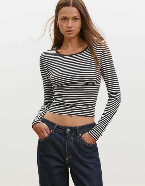 Stradivarius – Figurbetontes Basic-T-Shirt in Schwarz - view 1