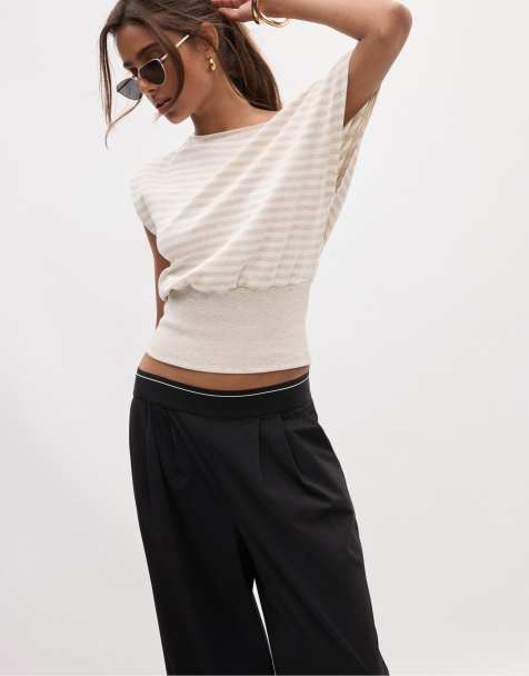 Stradivarius – Figurbetontes, gestreiftes T-Shirt in Steinbeige mit U-Boot-Ausschnitt - view 1