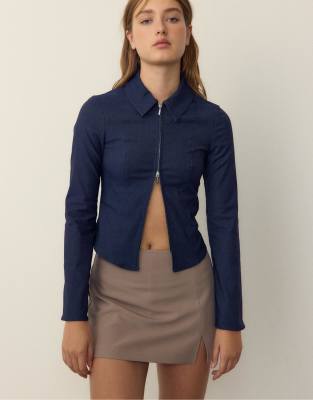 Stradivarius - Figurbetontes Jeanshemd aus Bengaline in überfärbtem Blau mit Zwei-Wege-Reißverschluss