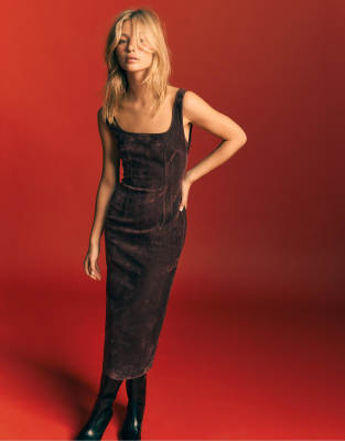 Stradivarius - Figurbetontes Midikleid aus Samt in Lila