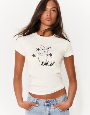 Stradivarius - Figurbetontes Shirt in Weiß mit Hasenmotiv