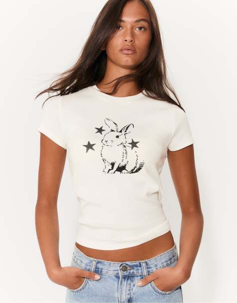 Stradivarius – Figurbetontes Shirt in Weiß mit Hasenmotiv - view 1