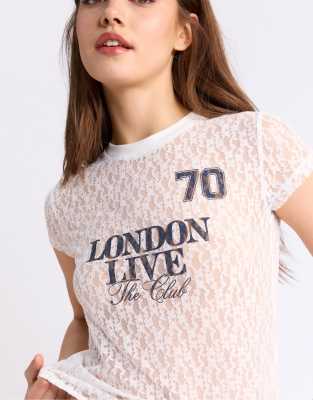 Stradivarius - Figurbetontes T-Shirt in Ecru mit Spitze und Grafik-Detail-Weiß