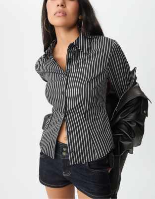 Stradivarius - Figurbetontes T-Shirt in grauer Denim-Waschung