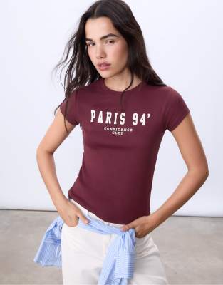 Stradivarius - Figurbetontes T-Shirt in Purpurrot mit Spruch-Lila