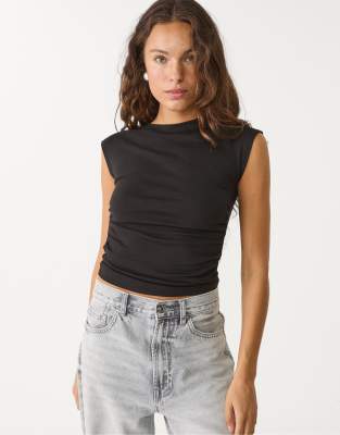 Stradivarius - Figurbetontes T-Shirt in Schwarz mit Raffung