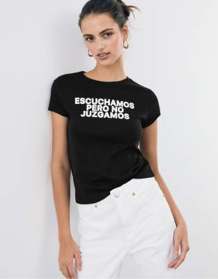 Stradivarius - Figurbetontes T-Shirt in Schwarz mit Slogan