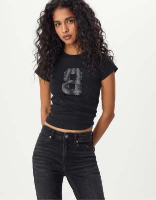 Stradivarius - Figurbetontes T-Shirt in Schwarz mit Strassverzierung