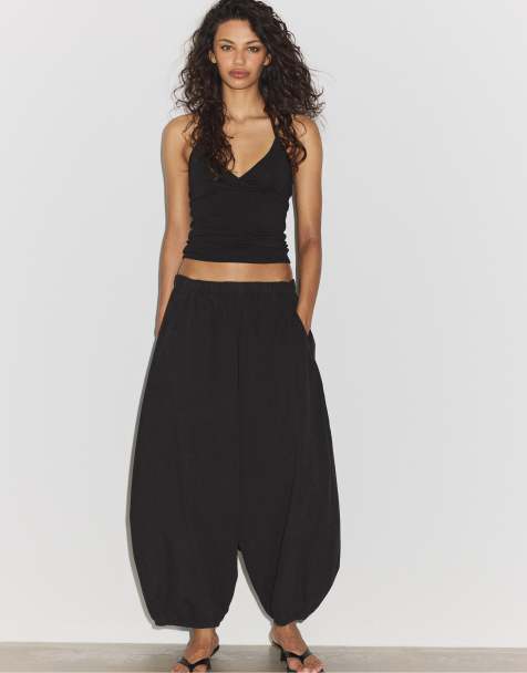 Stradivarius Fitted halter top in black - view 1