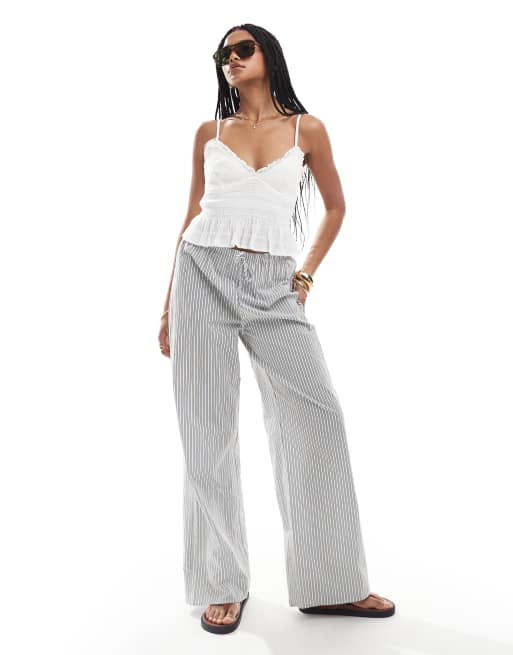 Stradivarius fitted top with ruffles in ecru, 2 of 4